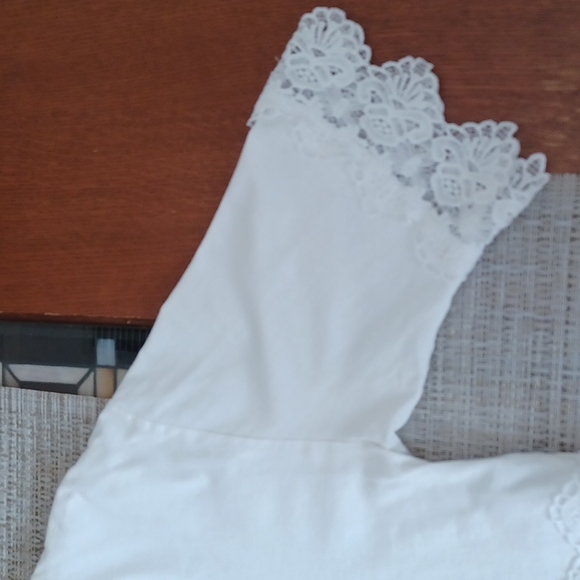 Crisp White Cropped  Top. EUC - Picture 3 of 8